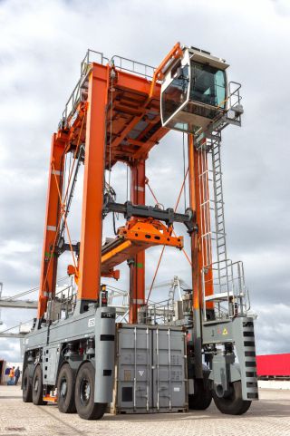 Straddle Carrier.jpg